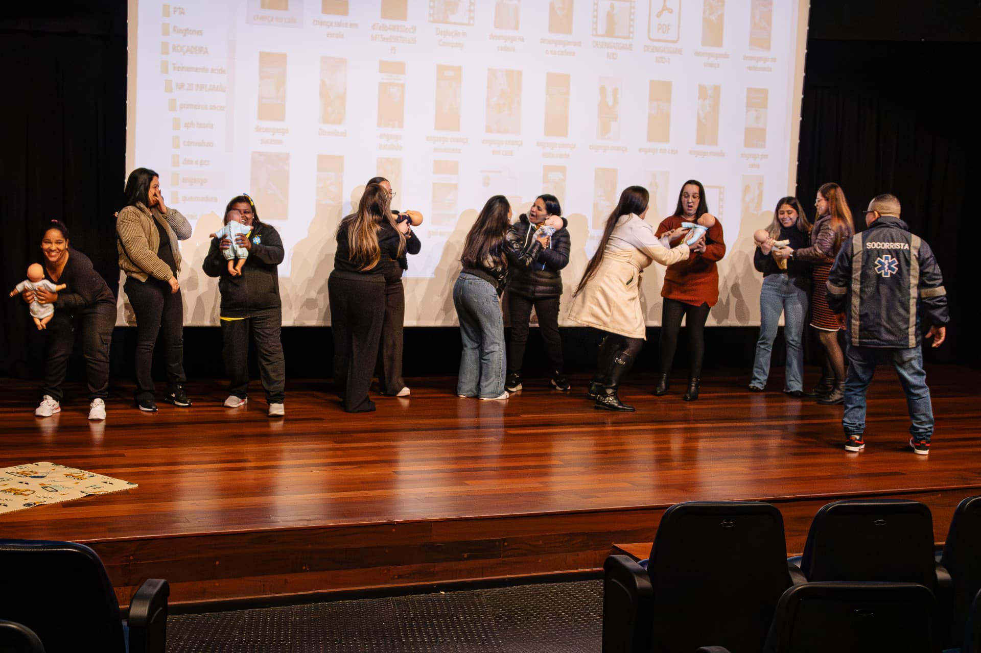 Participantes praticando primeiros socorros durante treinamento da Lei Lucas